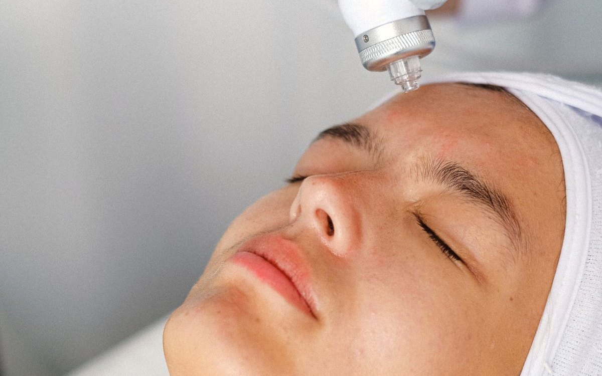 HydraFacial: τι είναι και σε ποιον πραγματικά αξίζει
