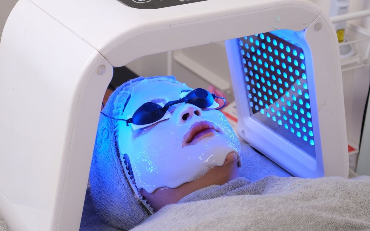 LED light therapy: τι κάνει το κόκκινο και τι το μπλε φως
